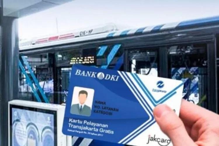 Penyadang Disabilitas Naik Transjakarta Gratis