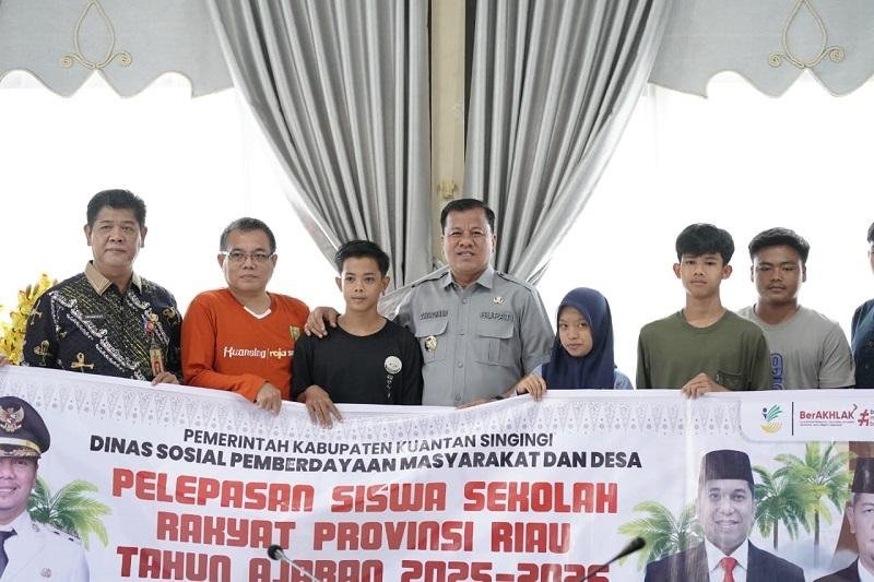 Lima Siswa Kuansing, Dilepas Bupati Suhardiman Belajar di Sekolah Rakyat Provinsi Riau Tingkat SMA