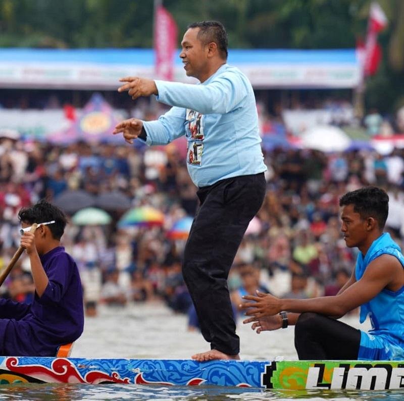 Aksi Gubernur Riau Naiki Perahu Jalur di Tepian Narosa, Tunjukkan Jiwa Kepemimpinan Merakyat