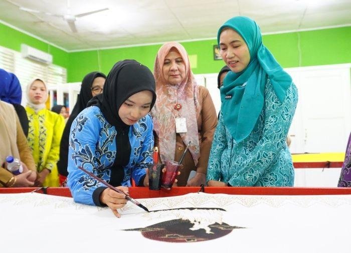 Dukung Kreatifitas Siswa Berkebutuhan Khusus, Ketua TP PKK Riau Henny Wahid Puji Batik Karya SLBN Pembina