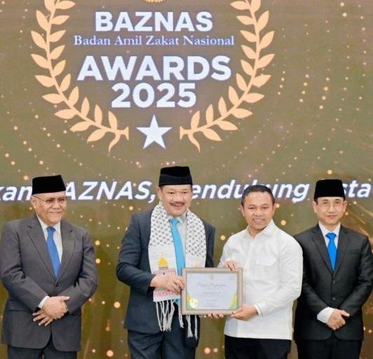 Dinilai Membantu Gerakan Zakat Nasional, Gubri Abdul Wahid Terima Anugerah Baznas Awards 2025
