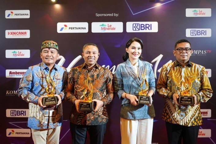 Menkes Budi Gunadi Berikan Penghargaan Kesehatan ke Gubernur Riau