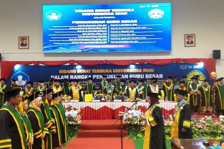 Unri Kembali Kukuhkan Enam Guru Besar, Kini Miliki 136 Profesor