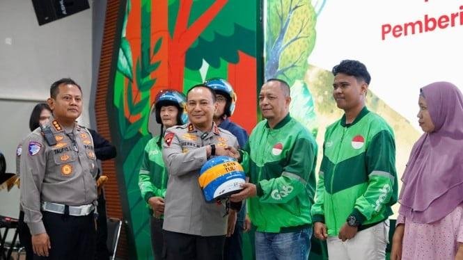 Lalu Lintas Ramah Disabilitas, Kapolda Riau Serahkan Helm untuk Ojek Online Penyandang Tuna Rungu