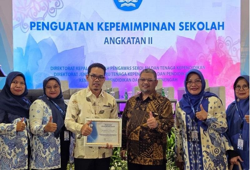 Kadisdik Riau Peroleh Penghargaan Nasional, Dinilai Peduli Organisasi Profesi Kepala Sekolah