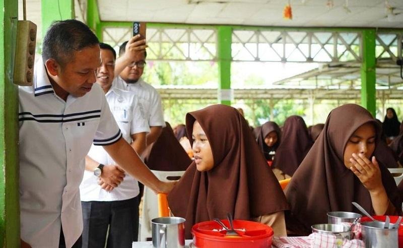 Meski Belum Ada Kasus Keracunan, Gubernur Riau Terus Pantau Program MBG ke Sekolah