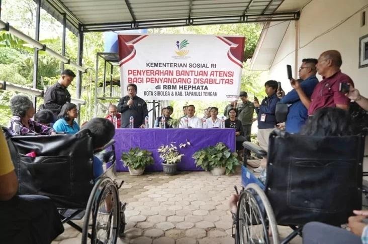 Mensos Saifullah Serahkan Alat Bantu Penyandang Disabilitas Terdampak Banjir Bandang di Sumut
