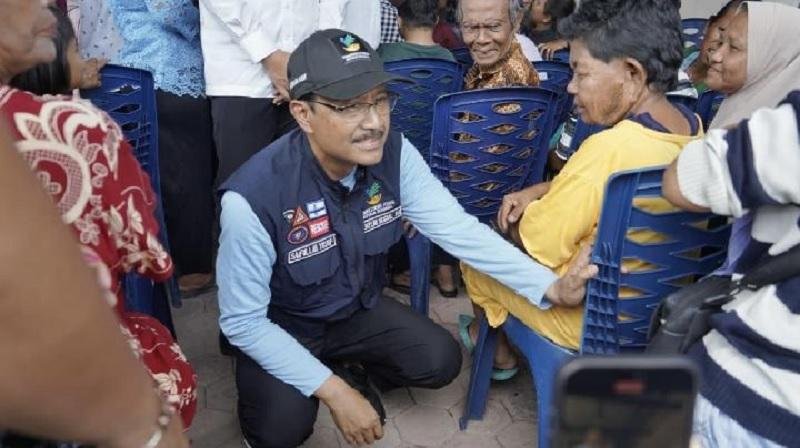 Pastikan Negara Hadir, Kemensos Salurkan Alat Bantu bagi Disabilitas Terdampak Banjir Sibolga