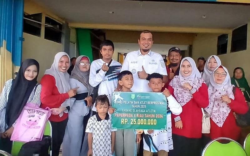 Berprestasi di Pekan Paralimpik Pelajar Daerah Riau, Atlet SLBN Inhu Terima Bonus