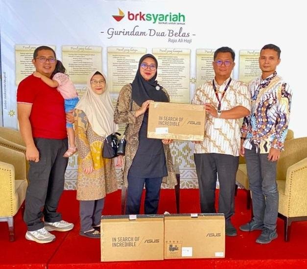 SLB Pelita Nusa Pekanbaru Terima Bantuan CSR Bankriaukepri Syariah Guna Dukung Pendidikan Digital