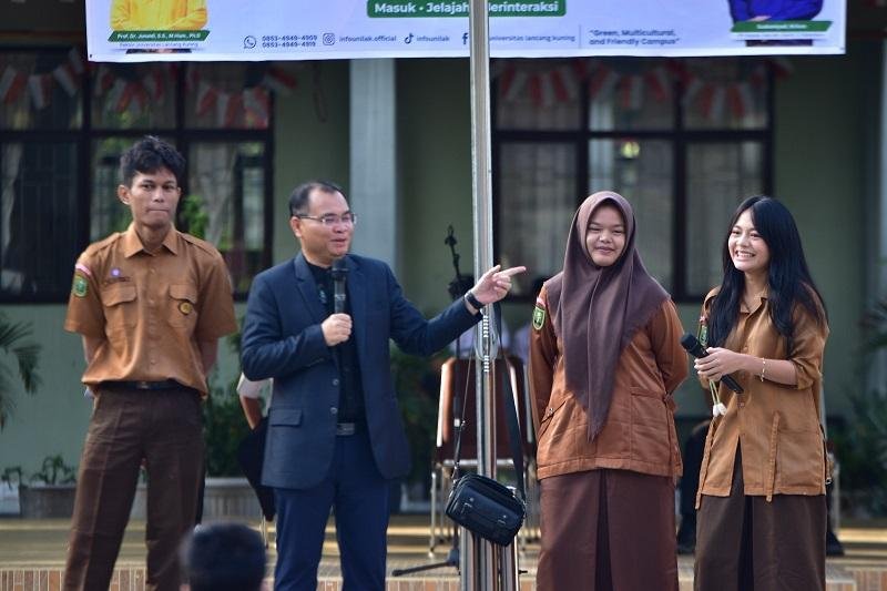 Beri Motivasi 800 Siswa SMAN 3 Pekanbaru, Prof Junaidi Tampil Digelaran Digital IT Show