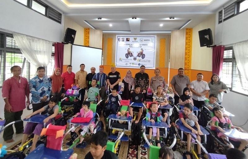 Bahagia, 40 Anak Disabilitas Riau Terima Bantuan Kemanusiaan Kursi Roda dari Australia