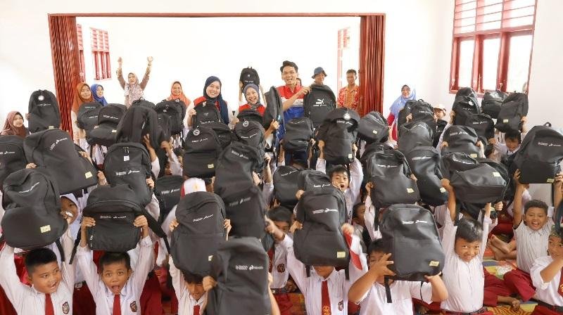 Diberi Tas dan Perlengkapan Sekolah oleh PHR, 3.000 Pelajar Minas Tersenyum Ceria