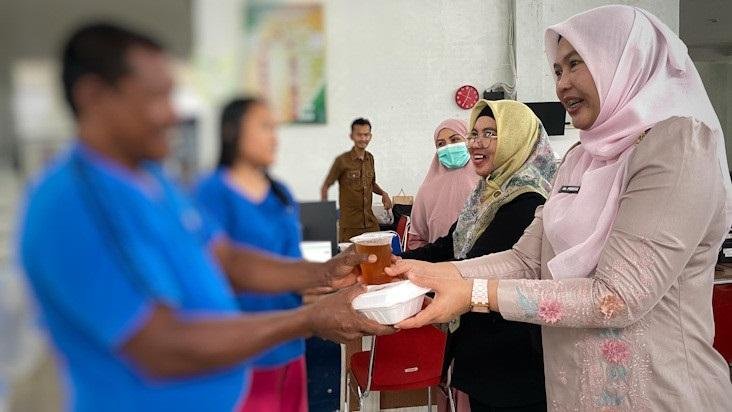 Ghirah Ramadhan, Pasien RSJ Tampan Dapat 300 Porsi Makanan dari BRK Syariah