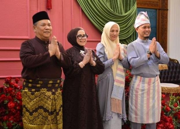 Suasana Idul Fitri, Warga Kunjungi Rumah Kediaman Plt Gubri di Jalan Sisingamangaraja