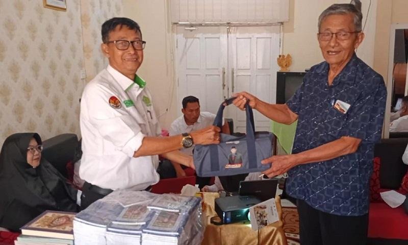 Terus Berbagi, 4 Sekolah di Pekanbaru Terima 400 Buku Yasin yang Disalurkan KWQ