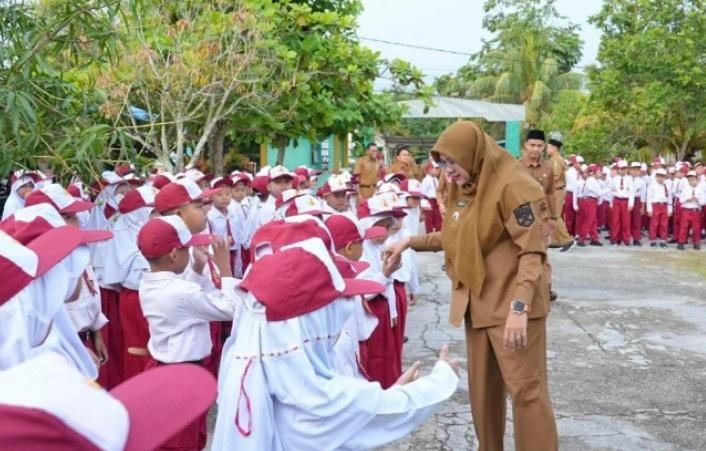 Bupati Siak Afni Kunjungi Sekolahnya Dulu, Berbagi Kisah Masa Kecil