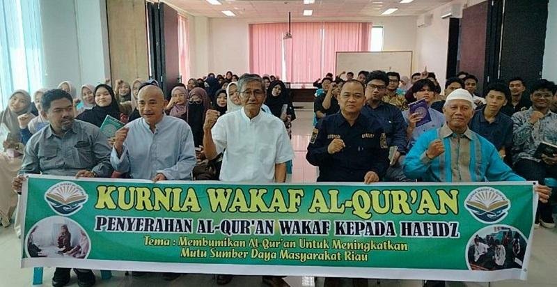 Hafal Minimal 2 Juz, Mahasiswa Terima Al-Qur’an yang Disalurkan KWQ di Umri