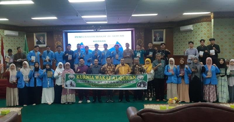 Salurkan Mushaf Al-Quran ke Mahasiswa Tahfiz, Rektor UIN Beri Apresiasi KWQ