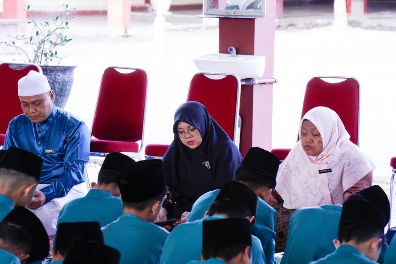 Hibur Rasa Sedih Akibat Siswa Tewas, Bupati Siak Afni Gelar Doa di SMP ICS