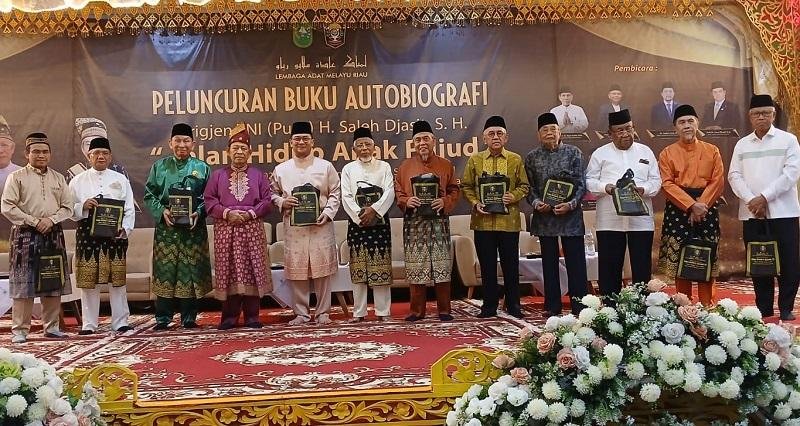 Autobiografi Saleh Djasit Diluncurkan di LAMR Riau, Memuat Perjalanan Hidup Anak Desa Pujud