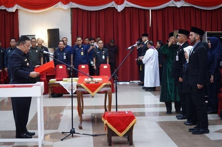 Ini Pesan Plt Gubri Saat Melantik 77 Kepsek SMAN/SMKN, Termasuk 6 Kepsek SLBN se-Riau
