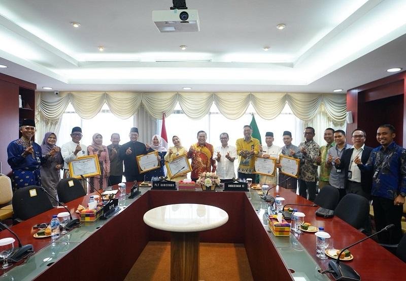 Penghargaan Unit Layanan Kategeri Baik dan Opini Kualitas Tinggi Diberikan Ombudsman RI ke Disdik Riau