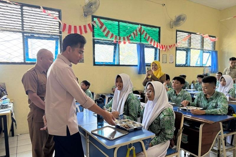 Berkunjung ke Rokan Hilir, Wapres RI Gibran Rakabuming Tinjau Fasilitas Pendidikan dan Program MBG