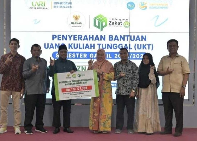 Baznas Riau Serahkan Bantuan Uang Kuliah 123 Mahasiswa Unri