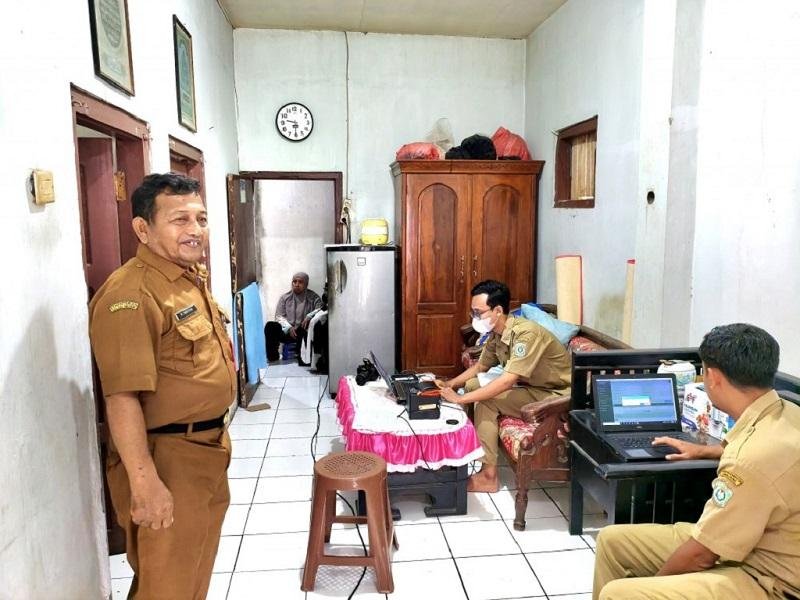 Pelayanan Dispendukcapil Datangi Perumahan, Bikin Haru Penyandang Disabilitas yang Kini Punya Identitas