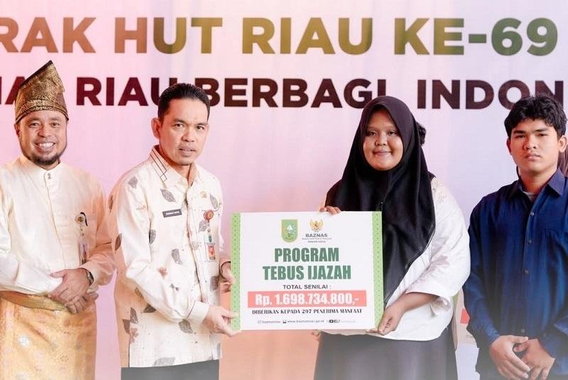 Konkret, Baznas Riau Serahkan Rp1,6 Miliar untuk Tebus 297 Ijazah dan Bantu Seragam Sekolah