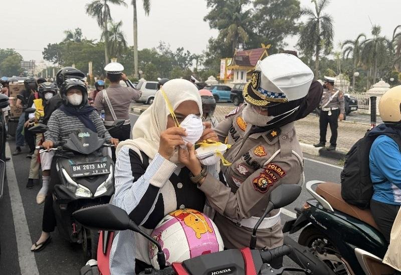 Peduli Kesehatan Akibat Kabut Asap, Ditlantas Polda Riau Bagikan 1.000 Masker ke Pengendara