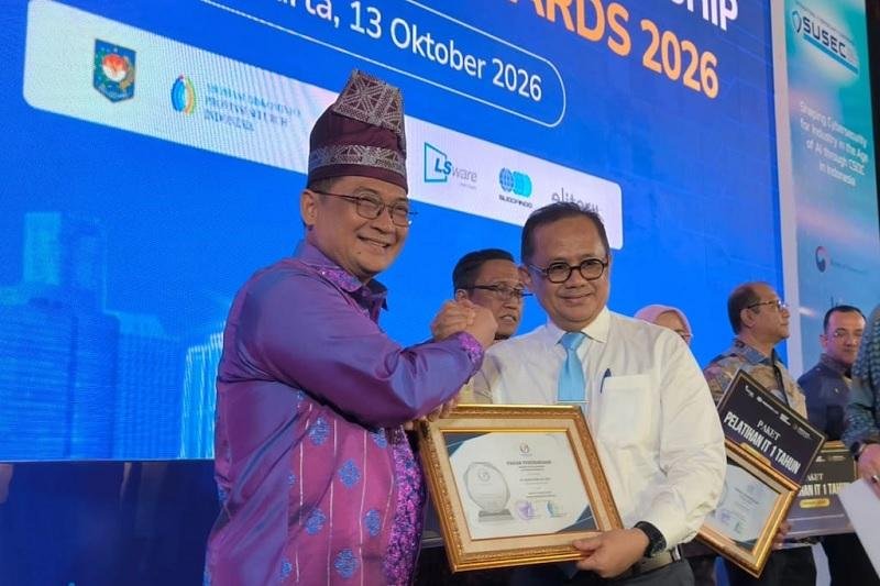 Penghargaan Kepemimpinan Digital Terbaik Nasional 2026 Diserahkan ke Sekdaprov Riau Syahrial Abdi