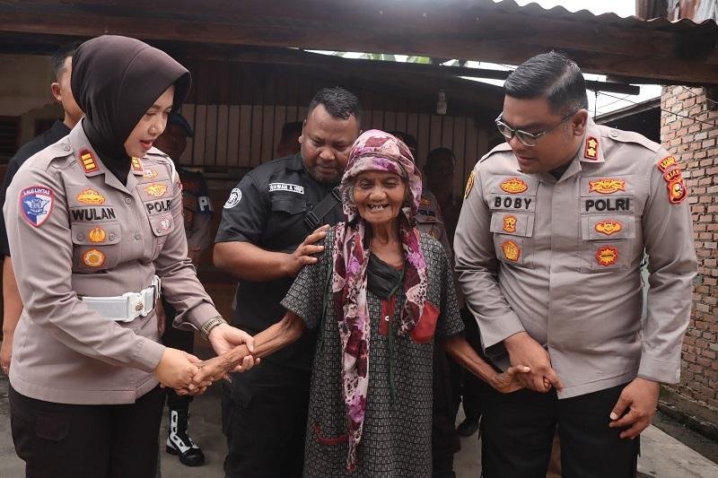 Polri Peduli, Kapolres Kampar Rehab Rumah Lansia di Desa Bukit Ranah