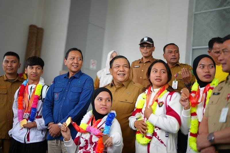 Plt Gubri Sambut Kepulangan Atlet Riau dari Asian Para Games, Janjikan Bonus Prestasi Cair 2027