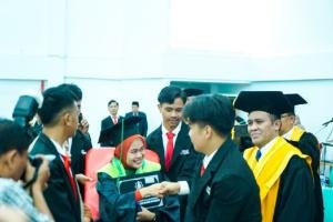 Viral Mahasiswi UIN Wisuda di Atas Bed Rumah Sakit