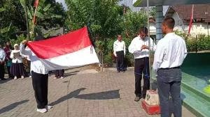 Semangat Nasionalisme, Penyandang Disabilitas dan Warga Blitar Gelar Upacara HUT RI