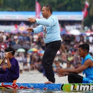 Aksi Gubernur Riau Naiki Perahu Jalur di Tepian Narosa, Tunjukkan Jiwa Kepemimpinan Merakyat