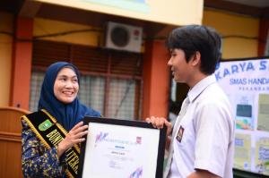 Satu Panggung Dua Generasi, Bunda Literasi dan Duta Baca Riau Berbagi Karya