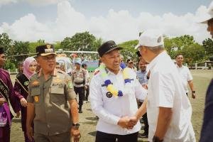 Sembuh dari Sakit, Gubernur Riau Langsung Serahkan Bantuan Siswa Miskin