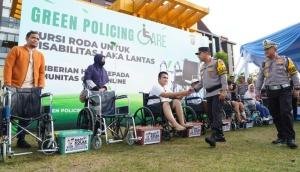 Wujud Peduli Disabilitas, Polda Riau Beri Bantuan Kursi Roda ke Penyintas Kecelakaan