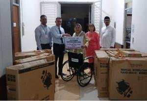 Tunjukan Komitmen, BRK Syariah Bagansiapiapi Serahkan Bantuan Kursi Roda