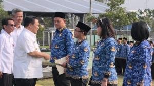 Keterbatasan Fisik, Air Mata Bahagia Alek Penerima SK PPPK dari Gubernur Riau