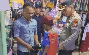 Dinilai Kurang Mampu, Polisi Belikan Seragam Sekolah di Dumai