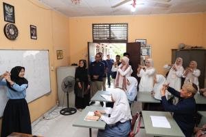 Senang Dikunjungi PTPN IV PalmCo, Siswa SLBN Sri Mujinab Pakai Bahasa Isyarat Ucap Terima Kasih