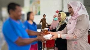 Ghirah Ramadhan, Pasien RSJ Tampan Dapat 300 Porsi Makanan dari BRK Syariah