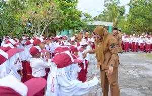Bupati Siak Afni Kunjungi Sekolahnya Dulu, Berbagi Kisah Masa Kecil