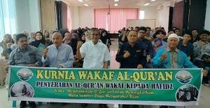 Hafal Minimal 2 Juz, Mahasiswa Terima Al-Qur’an yang Disalurkan KWQ di Umri