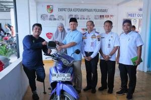 Sepeda Motor Disabilitas Hilang Dicuri, Walikota Pekanbaru Serahkan Bantuan Motor Pengganti