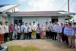 Bupati Kasmarni Serahkan Bantuan Sekolah-sekolah Terkena Bencana Angin Puting Beliung di Bengkalis